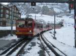 BDhe 4/8 215 und 218 (vorne) bei Ausfahrt in Kleine Scheidegg, 15.03.2011.