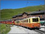 Alte und neue Zge der Jungfraubahn warten am Bahnhof auf der Kleinen Scheidegg auf neue Passagiere. (19.07.2010)