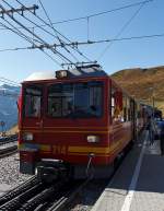 Bereit stehender Triebzug der Jungfraubahn (2 gekuppelte BDhe 4/8) vorne Triebwagen Nr. 214 (Baujahr 1992/93 von SLM und ABB) am 02.10.2011 im Bf Kleine Scheidegg (2064 m. . M.). Hinten Triebwagen Nr. 211.