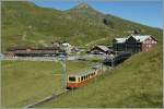 Ein JB Zug hat die Kleine Scheidegg verlassen und fährt nun Richtung Jungfraujoch.