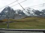 Jungfraubahn auf dem Weg nach  Jungfraujoch  am 4.10.2013, im Vordergrund in Schienenmitte die Zahnstange  