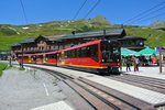 Mittlerweile ist schon der 3. neue Stadler Bhe 4/8 bei der JB eingetroffen und absolviert zurzeit Testfahrten. Bhe 4/8 Nr. 223 bei Ausfahrt in Kleine Scheidegg, 04.07.2016.