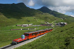 Der BDhe 4/8 214 verlässt am 09.07.2016 gemeinsam mit dem BDhe 4/8 213 und einem Vorstellwagen die Kleine Scheidegg auf dem Weg Richtung Jungfraujoch.