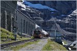 Hier, vor dieser dunklen Felswand wird es selbst für die Vegetation zu unwirtlich und es gibt nur noch Stein, Fels und Eis - die Station Eigergletscher der Jungfraubahn.