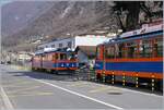 Bunte Bahnwelt im Tessin / Ticino: Bunte Bahnwelt im Tessin / Ticino: In Capolago Riva San Vitale, sozusagen auf dem Bahnhofplatz, warten zwei MG Bhe 4/8 auf die Abfahrt zum Monte Generoso bzw. zur Gipfelstation Generoso Vetta.
Während der ein Bhe 4/8 nur angeschnitten zu sehen ist, zeigt sich der Bhe 4/8 12 in seiner vollen Grösse.

21. März 2018
