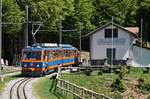 Der Monte Generoso (MG) Bhe 4/8 11 auf Talfahrt beim Halt in Bella Vista. 

21. Mai 2017