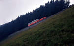 Als die Ferrovia Monte Generoso noch mit Diesel fuhr: Bhm2/4 3 mit seinem offenen Zusatzwagen im Abstieg unterhalb der Bergstation.