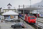 In Disentis wird der Glacier-Express von der Adhäsionslok der Rhätischen Bahn auf eine Zahnradlok der Matterhorn-Gotthard-Bahn umgespannt, am 02.04.2022 befördert die HGe 4/4 II den Zug weiter nach Zermatt