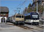 In Chamby kreuzen sich der mit einer  Alpina Komposition  (Serie 9000) geführte Regionalzug 2224 von Montreux nach Zweisimmen und der MOB Belle Epoque 2217 von Zweisimmen nach Montreux mit der