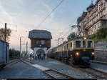 Reconstitution du Golden Mountain Pullman Express: Am 8. September 2017 wurde zu einer speziellen Fotofahrt eingeladen. Der FZe 6/6 2002 der Chemin de fer-musée Blonay-Chamby sollte mit den GoldenPass Classic Wagen der MOB zusammengebracht werden und so den legendären Golden Mountain Pullman Express aus den Jahren 1931/32 nachstellen, welchem aufgrund der Weltwirtschaftskrise leider kein Erfolg beschieden war. Da die Wagen in nächster Zeit auf die neue automatische Kupplung umgebaut werden, war dies die letzte Gelgegenheit für ein solches Zusammentreffen.<br>
Da der FZe 6/6 2002 aufgrund seines Zustands derzeit nicht für lange Fahrten gebraucht werden kann und weil die Wagen tagsüber im Einsatz stehen, wurde am Freitagabend eine kurze Fahrt von Sendy-Sollard nach Chamby durchgeführt. Die Wagen wurden vorher mit den Fotografen von der GDe 4/4 6001 von Montreux nach Sendy-Sollard gebracht (wobei die Fotografen kurz vorher an der Fotostelle ausgeladen wurden) und am Ende in Chamby wieder abgeholt für die Rückfahrt nach Montreux.<br>
Der Fotozug nach Ankunft in Chamby.