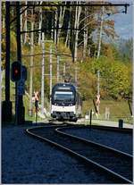 Der MOB Regionalzug 2221 erreicht mit dem Alpina ABe 4/4 9304 an der Spitze Les Cases, welches bereits im Schatten der umliegenden Berge liegt.
11. Okt. 2017
