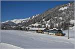 Kurz nach Gruben ist der MOB Paradezug Parnoramic Express 2118 vom Montreux nach Zweisimmen unterwegs. In der Mitte des Zuges schiebt und zieht die MOB GDe 4/4 6003  Train du Chocolat .
13. Feb. 2018