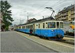 Der MOB ABDe 8/8 4004 Fribourg steht mit einem Regionalzug nach Zweisimmen abfahrbereit in Chernex.