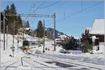 Schönried, und seine herrlich krummen Holzmaste - doch wie das Bild zeigt, können auch Stahlmaste ziemlich krumm stehen...
Der IR 2119  GoldenPass MOB Panoramic  Zweisimmen - Montreux erreicht den Bahnhof Schönried.

6. Feb. 2019