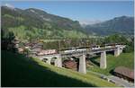 Die MOB GDe 4/4 6006 (ex GFM/TPF) überquert mit ihrem PE 2111 von Zweisimmen nach Montreux  die Grubenbach Brücke bei Gstaad.

2. Juni 2020