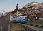 Eine kurze Reise durch die Geschichte der Eisenbahn: In den 1950 wurde die Eisenbahn zunehmend  altmodisch ; das Auto machte ihr den Platz streitig und der Strassenbau wurde vorangetrieben. Knappe Ressourcen oder Umweltschutz waren noch lange Zeit  Fremdwörter . Zwar wurden einige Bahn-Linien eingestellt, aber ganz konnte und wollte man auf die Eisenbahn nicht verzichten und musste wohl oder übel das Rollmaterial zumindest etwas  auffrischen . So kamen vermehrt, besonders auf Schmalspur- und Nebenbahnen Triebwagen bzw. Triebzüge in den Einsatz. 

Im Bild der MOB ABDe 8/8 4001 als Regionalzug nach Montreux bei Planchamp. Die 1968 in Betrieb  genommen ABDe 8/8 4001 - 4004 waren bei der sparsamen MOB nach vielen Jahren die ersten neu beschafften Triebfahrzeuge und bildeten lange Jahre das Rückgrat des Verkehrs bei der MOB. 

16. Jan. 2019