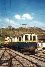 Historischer Gepäck- und Posttriebwagen DZe 6/6 der Montreux-Berner Oberland-Bahn (MOB) in Montbovon (797 m), im April 2003. Wurde 2008 an die Museumsbahn Blonay–Chamby übergeben.