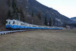 Montreux-Oberland bernois (MOB).
Der ABDe 8/8 4003  BERN  mit einem blauen Zug bei Blankenburg am 1. Januar 2017.
Foto: Walter Ruetsch