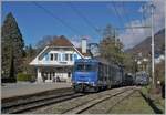 Die MOB Ge 4/4 8001 fährt mit ihrem GoldenPass Express GPX 4074 von Montreux nach Interlaken Ost durch den Bahnhof von Fontanivent.