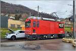 HGem 2/2 2501 nennt sich die Lok im Vordergrund; und das Auto mitten auf den Schienen im Bahnhof von Blonay kümmert sich um das  m  in der Lokbezeichnung: Die Lok wird betankt!     1.