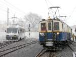 BC - MOB Triebwafen De 4/4 28 neben dem Einfahrendem MVR Zahnradtriebwagen Beh 2/4 72 im Bahnhof von Blonay am 24.03.2008