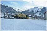 Die MOB  Schokoladen-Lok  mit einem Panoramic-Express nach Montreux kurz nach Gstaad am 14.