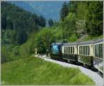 - Klassisch - Die alten Fahrleitungsmasten zieren noch immer den Streckenabschnitt der Goldenpass line zwischen Chteau d'Oex und Rossinire. 25.05.2012 (Jeanny)