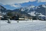 Schnee von Gestern: ein MOB GDe 4/4 mit dem Regionalzug 2221 kurz nach Gstaad am 3.