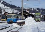 MOB/BLS: Im winterlichen Zweisimmen standen am 2. Januar 2014 folgende Züge zur Abfahrt bereit:  MOB Be 4/4 5003 (1979 (2004/2006)) als Regionalzug nach Lenk, MOB ABDe 8/8 4004  FRIBOURG  1968) als Regionalzug nach Montreux und BLS RABe 525 117 als RE nach Bern.
Foto: Walter Ruetsch 