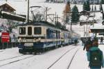 MOB: Regionalzug mit Doppeltraktion BDe 4/4 3005 und BDe 4/4 3006 und und damals noch blauen Wagen in Les Avants im Dezember 1996.