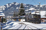 Am Neujahrstag 2015 erreicht GDe 4/4 6002 mit dem Golden Pass Panoramic am Haken von Montreux her kommend den Bahnhof Gstaad.