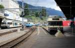 MOB: Ein Personenzug bestehend aus einem ABDe 8/8 und drei Personenwagen erreicht am 8. Juli 2015 den Bahnhof Montreux. - Im Bahnhof stehen zwei MVR-GTW BDe 2/6 (Stadler/ACMV/ADtranz).