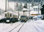MOB: Winterliche Stimmung in Les Avants im Jahre 1996. Auf dieser historischen Aufnahme sind der De 4/4 28 (1924) und eine damals neue Ge 4/4 der Serie 8000 (1995) zu erkennen.
Foto: Walter Ruetsch 