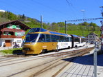 MOB Goldenpass - Goldenpass Panoramic bei der einfahrt im Bahnhof von Montbovon an der Spitze der Steuerwagen Ast  151 am 05.05.2016