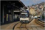 Der MOB Regionalzug 2222 wir nun mit den neuen ABe / Be 4/4  Alpina  geführt, mit dem Be 4/4 9201 an der Spitze und wartet in Monteux auf Reisende und die Abfahrtszeit.