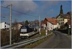 Während der Alpina ABe 4/4 9301 schieb, zeiht zwei Zwischenwagen weiter vorne der Alpina Be 4/4 9201 den Regionalzug 2222 bei Planchamp Richtung Zweisimmen.