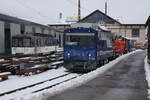 MOB: Am 9. Januar 2017 standen vor der Werkstätte Chernex drei neue Lokomotiven für Fotoaufnahmen bereit.
Gem 2/2 2503 vor einem Bauzug.
Foto: Walter Ruetsch