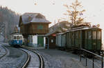 MOB/BC/CGTE: Auf dem Bahnhof Chamby, wo früher die MOB und die CEV zusammentrafen, begegnen sich nun während dem Museumsbetrieb der BC regelmäßig Züge der MOB sowie der BC. Regionalzug Montreux-Chamby bestehend aus dem Be 4/4 1001, ehemals LCD, in Chamby im Dezember 1986. Der abgestellte BCFe 4/4 151 mit Baujahr 1911 stammt von der CGTE.
Foto: Walter Ruetsch 
