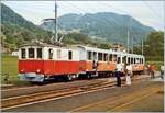 Die CEV HGe 2/2 N° 1 wartet mit ihrer speziell für die nun herbei eilenden Gäste zusammengestellte Komposition in Blonay auf die Abfahrt Richtung Gipfel. 

August 1986