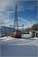 Der trotz bestem Wintersportwetter solo fahrende CEV BDeh 2/4 75 erreicht auf seiner Fahrt als Regioanlzug 1383, von Blonay (622 müM) nach Les Pleiades (1348 müM) unterwegs, den Halt Fayaux