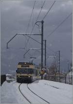 Es schneite leicht, als der CEV GTW Be 2/6 als Regionalzug 1387 von Vevey - Blonay die Haltestelle Château de Hauteville erreichte.