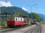 Seit der Revision der CEV HGe 2/2 N° 1 ist die ebenfalls 1911 gebauten HGe 2/2 N° 2 eher selten zu sehen. Hier zeigt sie sich kurz mit einen Fahrleitungsmontagewagen in Blonay.
16. August 2016