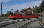 125 Jahre Rochers de Naye Bahn 1897 - 2017: die Feierlichkeiten zum Jubiläum 125 Jahre Rochers de Naye Bahn fanden Mitte September statt, unter anderem mit einer Fahrzeugparade in Glion. Da sich die Idee, eine Dampflokomotive anzumieten zerschlug, war von der Substanz her nicht allzu an Überraschens zu erwarten. Trotzdem wurde eine kleine, gelungene Parade gezeigt. Die Feierlichkeiten ermöglichten auch, Fotostellen zu nutzen, die sonst öffentlich nicht zugänglich sind.
Den Anfang der Parade machte der  Belle-Epoque  Zug, welcher im Jubiläumsjahr schon den ganzen Sommer mit zwei Zugspaaren das Regelangebot ergänzte. Heute wurde der Zug, des etwas unsicheren Wetters wegen, mit zwei roten Belle Epoque Wagen und der schiebenden  Hem 2/2 12 geführt, der sonst eingesetzte blaue  Sommerwagen  blieb im Dépôt. 
16. Sept. 2017