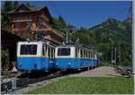 Auf recht kurzen Gleisen, die bis auf den letzten Zentimeter genutzt werden, kreuzen sich in Caux vier Bhe 4/8 und zwei Bhe 2/4; Grund des starken Verkehrsaufkommen ist der  Rochers de Naye Lauf  und das schöne Wetter, dass zusätzlich Ausflügler anzieht. 

3. Juli 2016