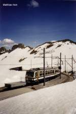 Triebzug der Montreux-Glion-Caux-Rochers de Naye-Bahn MGN (800mm Zahnradbahn)  Bergstation Rochers de Naye 2041m, im Mai 2002    