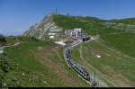 Die MVR Bhe 4/8 301 und 305 verlassen am 6. Juni 2015 die Bergstation Rochers de Naye.