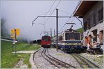 Die talwärts fahrenden Bhe 4/8 301 und 304 begegnen in Jaman dem Hem 2/2 12.