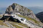 Gesamtansicht Pilatus-Kulm mit Blick auf den  Esel  (Berggipfel, Mitte) sowie Pilatusbahn-Linie und -Endstation, die gleich von einem Triebwagen erreicht wird, 21. Aug. 2011, 15:44