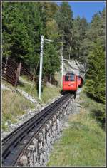 Auf Sichtdistanz folgen sich die Wagen auf der Pilatusbahn. Schhn zu sehen ist hier das auf dem Mauerwerk verankerte Geleise in der 48% Steigung. (04.10.2011)