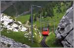 Wie ein Spielzeug wirkt der Wagen 26 auf der Alp Matt.